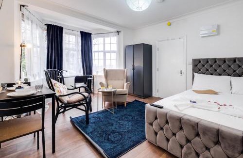 Hendon House | Entire Building, 8 self-contained flats, Ideal for Teams & Crews & Big Families , Driveway Parking