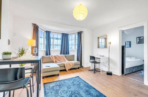 Hendon House | Entire Building, 8 self-contained flats, Ideal for Teams & Crews & Big Families , Driveway Parking