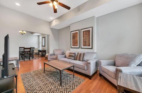 St. Louis Apartment | Entire building in The Grove Perfect for Groups