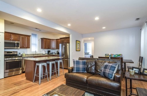Wrightwood Neighbors Hotel | ENTIRE BUILDING-Walk to Lincoln Park or The Beach!