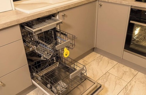 Ridgeway House | Entire Bungalow in Rawmarshnn