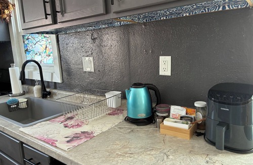 Des Moines House | Entire Bungalow with Fenced-In Yard! Sleeps 6 & Pet-Friendly, Central Des Moines