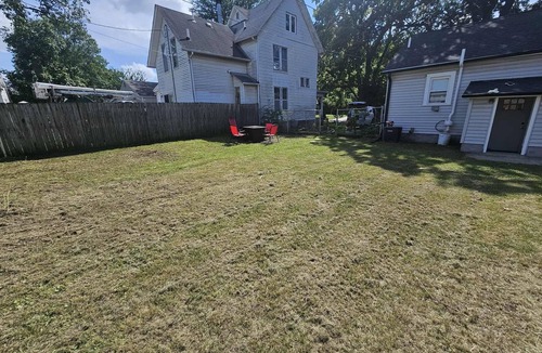 Des Moines House | Entire Bungalow with Fenced-In Yard! Sleeps 6 & Pet-Friendly, Central Des Moines