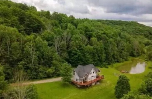 Salamanca Cottage | Entire Chalet! Hot Tub! Vaulted Timber Ceiling! ACn