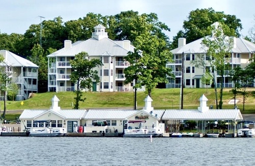 Flint Condo | Entire condo at a Beautiful Resort near Lake Palestine