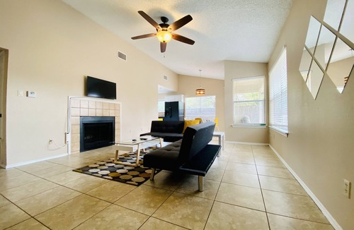 Milwood House | ENTIRE cozy ☼Extended Stay☼ home next to Apple
