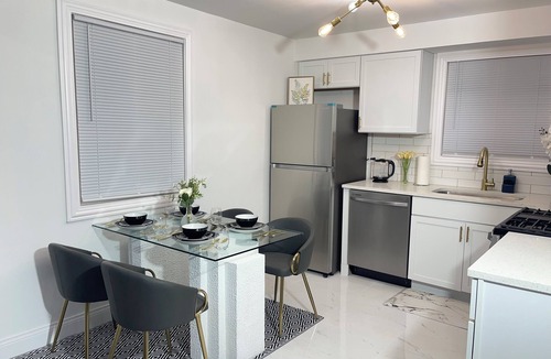 Park Forest House | Entire Cozy Home + Free Parking + Fast Wi-Fi & Located in central area