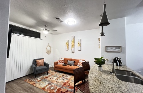 Gateway Apartment | Entire Cozy Modern Get-Away (Arboretum/Domain)