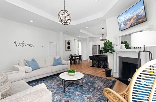 Springfield Apartment | Entire Duplex for Groups | Two Private Apartments