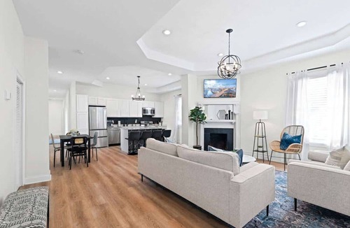 Springfield Apartment | Entire Duplex for Groups | Two Private Apartments