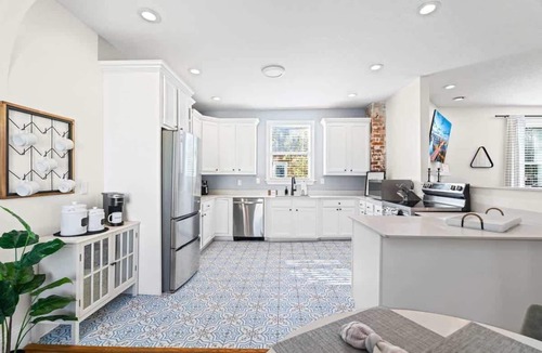 Springfield Apartment | Entire Duplex for Groups | Two Private Apartments