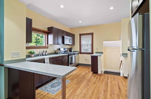 Bedford House | Entire Duplex|Historic District|Sleeps 12