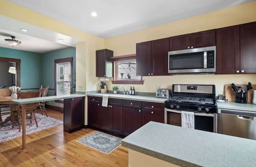 Bedford House | Entire Duplex|Historic District|Sleeps 12