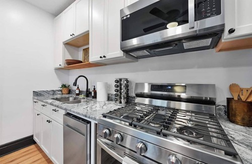 German Village Apartment | Entire Duplex | Walk to German Village + Parking