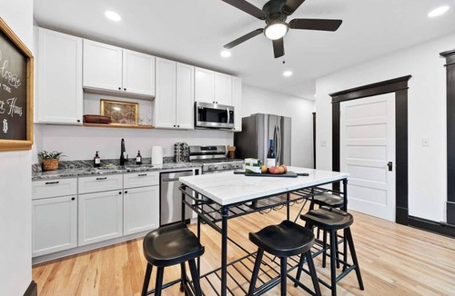 German Village Apartment | Entire Duplex | Walk to German Village + Parking