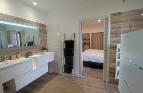 Villeneuve-les-Maguelone Bed & Breakfast | Entire place: King-size bed, outdoor space & bikes