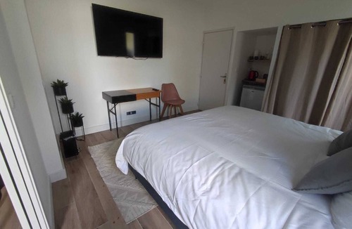 Villeneuve-les-Maguelone Bed & Breakfast | Entire place: King-size bed, outdoor space & bikes