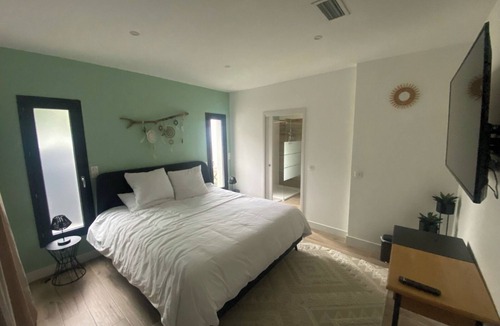 Villeneuve-les-Maguelone Bed & Breakfast | Entire place: King-size bed, outdoor space & bikes