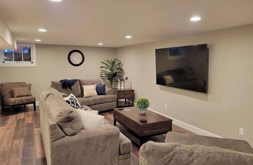 Canby Apartment | Entire Guest Unit - Cool Canby Crib-Full Basement