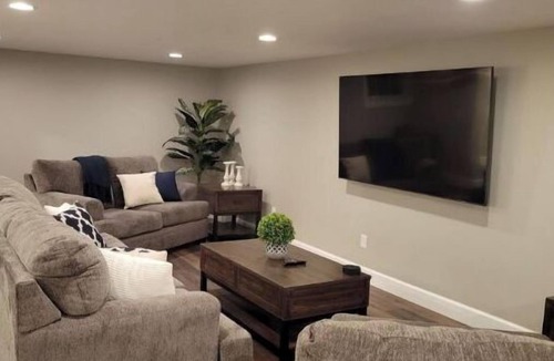 Canby Apartment | Entire Guest Unit - Cool Canby Crib-Full Basement