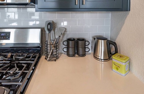 Austin Apartment | Entire Guesthouse Close to Airport, COTA, Tesla, private parking spot