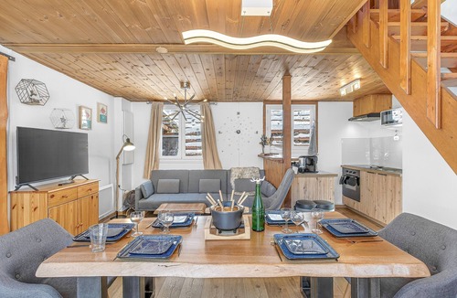 Seyne House | Entire Holiday Home 'Entier Avec Spa 6 Personnes' with Mountain View, Wi-Fi, and Air Conditioning