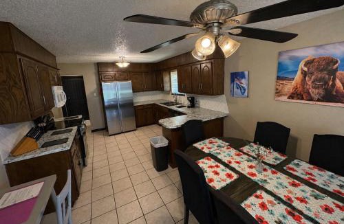 Weatherford House | Entire Home 3 BR 3 BA Sleeps 6 Fast WiFi Spacious