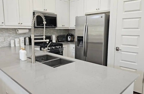 Cherrywood House | ENTIRE HOME | 3BR | King Master 1st Floor | Near Downtown