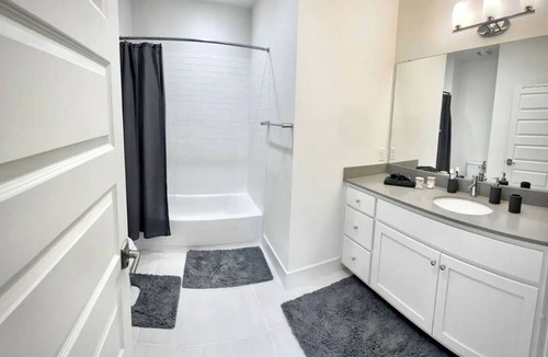 Cherrywood House | ENTIRE HOME | 3BR | King Master 1st Floor | Near Downtown