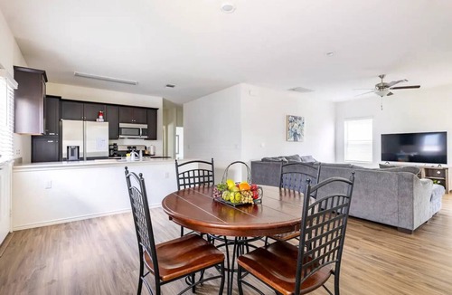 Austin House | ENTIRE HOME | 3BR WFH Hub | Fast 300 Mbps Wi-Fi | Near SoCo
