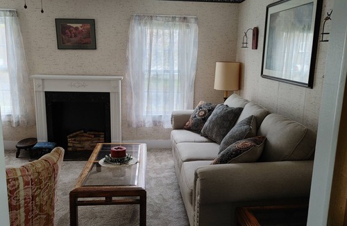 Canandaigua House | Entire Home - 4 Bedroom - Sleeps 10 Canandaigua - Steps Off Main St/Downtown