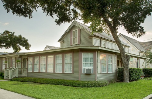 Fredericksburg House | Entire home, 6 rooms, 3.5 baths, sleeps up to 12