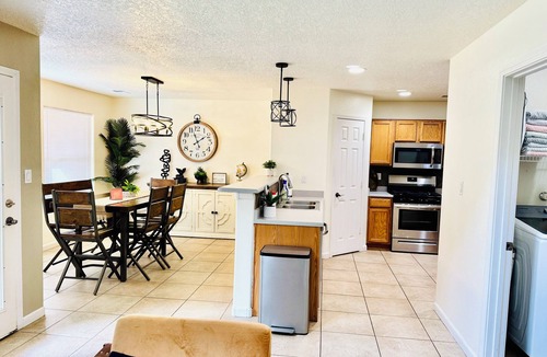 Westside House | Entire Home+Centrally Located+Near HWY+FREE WIFI+Pet Friendly+Putt Putt