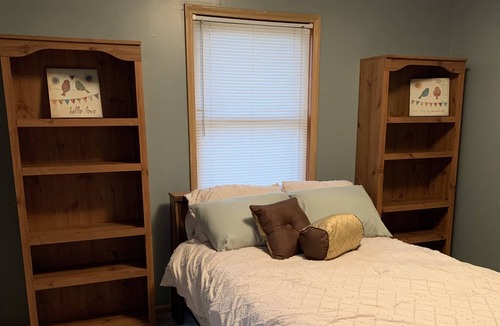 Cherokee House | Entire Home for Your Stay: 3bdrm, 2 Full Baths, Wifi, Full Kitchen, Washer/Dryer