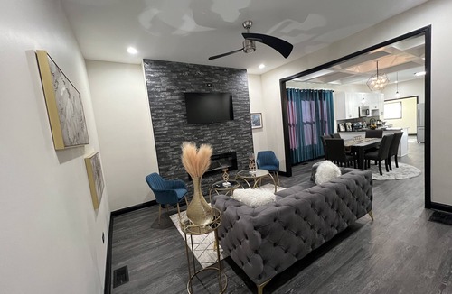 Auburn Gresham House | Entire Home in Chicago (Pet-Friendly)