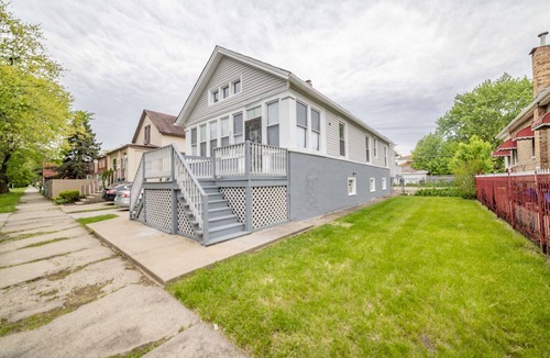 Auburn Gresham House | Entire Home in Chicago (Pet-Friendly)