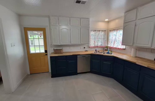 Foster Place House | Entire home in Houston, Texas The Houston Hub- Centrally located!
