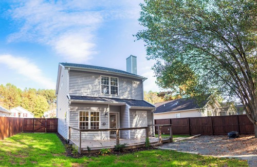 Durham House | Entire home in RTP near Duke, fenced backyard