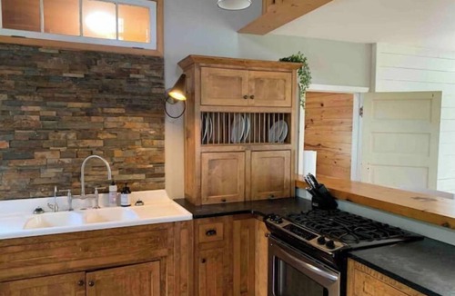 St. James House | Entire Home, Self Check-in, Peaceful Stay