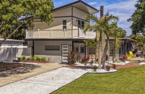 Bayshore Gardens House | Entire Home | Sleeps 14 | Putt Putt Golf |Canal Views