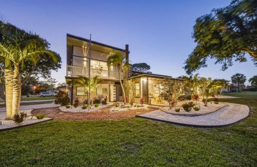 Bayshore Gardens House | Entire Home | Sleeps 14 | Putt Putt Golf |Canal Views