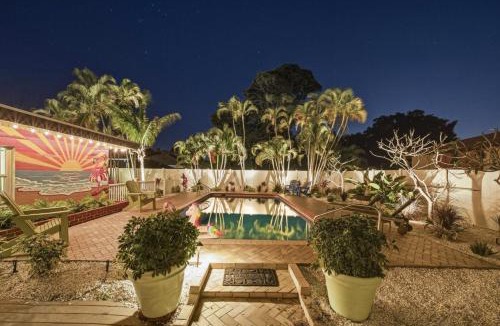 Bayshore Gardens House | Entire Home | Sleeps 14 | Putt Putt Golf |Canal Views