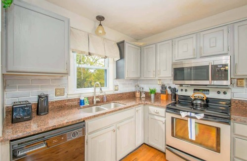 Sherrill House | Entire Home Sleeps 6 Near Turning Stone Casino