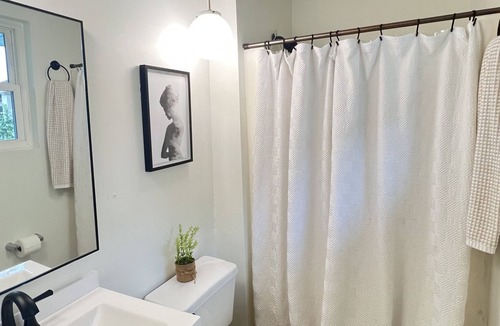 Savannah House | Entire Home with Private Pool! 🐕 friendly! 3bd, 2 bath.