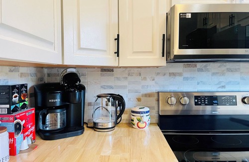 Fairfield House | Entire house 3BR, Pets, kitchen, Parking, Laundry, Large Fenced backyard, WiFi