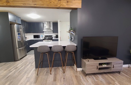 Regina House | ENTIRE house for yourselves - NO basement sharing!