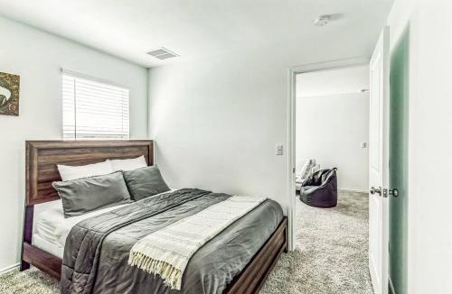Del Valle House | Entire house near airport & COTA