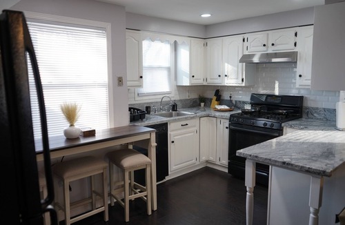 Amherst House | Entire house Near UB & Niagara Falls, fire-pit