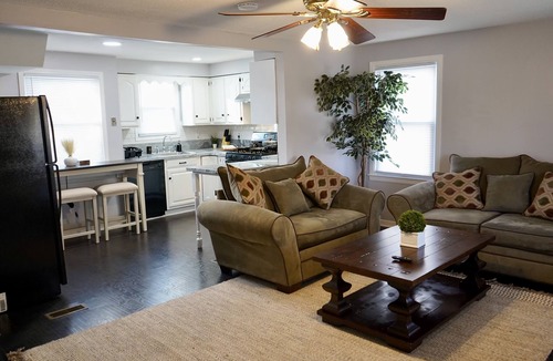 Amherst House | Entire house Near UB & Niagara Falls, fire-pit