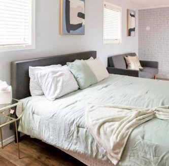 Renton House | Entire house Pet Friendly w gated backyard Boeing